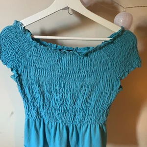 Blå tröja  - En söt blå kort stretchig tröja.