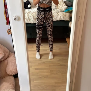 Leopard mönstrade stronger tights stl s - Säljer mina oanvända leopard mönstrade stronger tights. För mig som är 1,58 så är dessa tights något långa man sitter annars bra. Just dessa finns inte kvar på hemsidan. Köpte för 800 och säljer för 300.