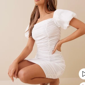 Vit klänning  - Vit klänning ifrån Nelly. Använd en gång,  storlek s