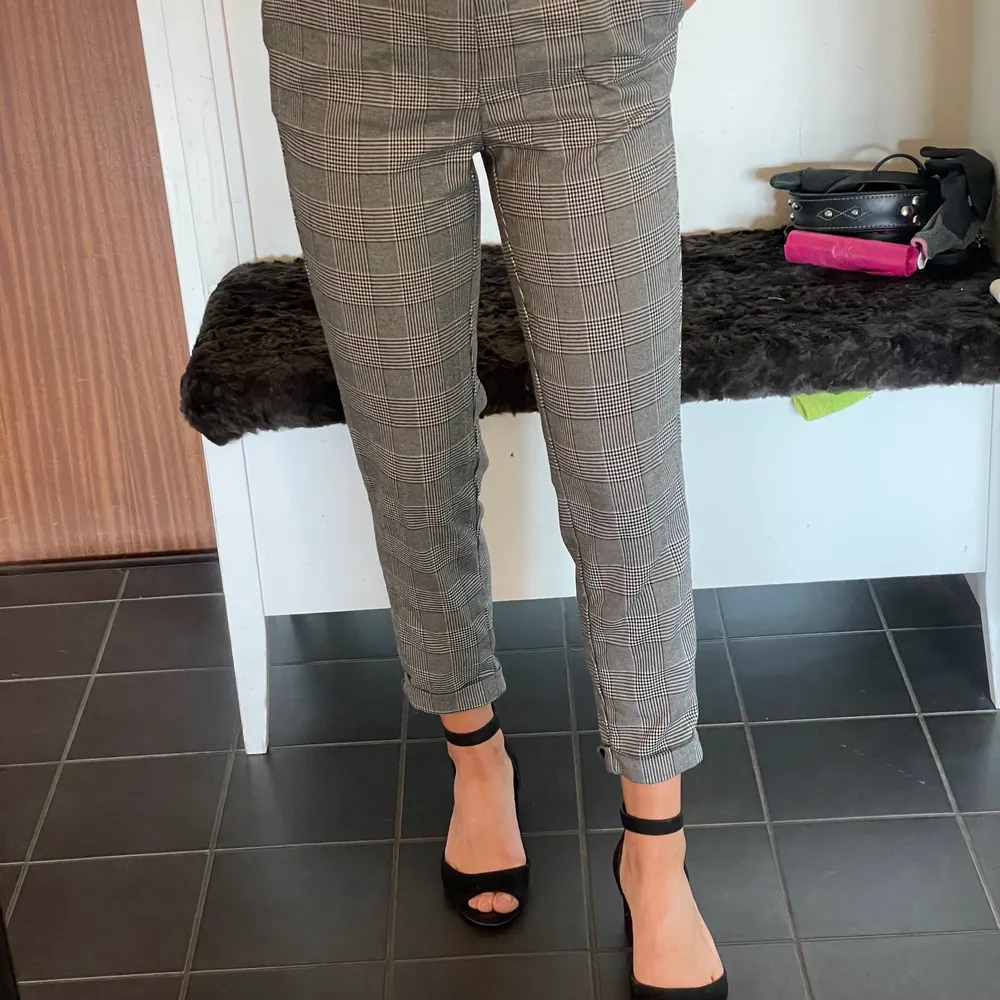 Superskönt grå rutiga kostymbyxor från Vero Moda i storlek XS/34. Endast använda en gång . Jeans & Byxor.
