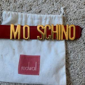 Ett rött moschino bälte. Längden är 80 cm. Tecken på användning finns (se bild). Gott skick.  