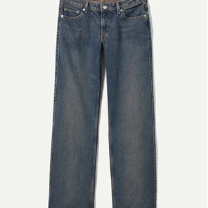 Arrow Low Straigt Jeans ifrån Weekday  - Säljer mina jeans i storlek 24/32, jeansen är i bra skick och sällan använda. Intresserad av fler bilder på jeansen skicka ett PM 🤍