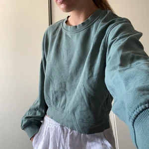 Grön sweatshirt  - Köparen står för frakten. Priset kan sänkas vid snabbt köp. Hör av dig vid frågor🤗