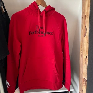 Peak performance tröja  - Säljer då den blivit förliten. Tröjan är som nyskick!  Storlek S  Kan mötas upp samt frakta 