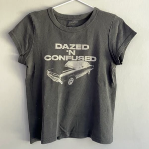 T-shirt med tryck fram - brandymelville - Grå T-shirt med tryck fram. Knappt använd. Frakten står du för själv💕