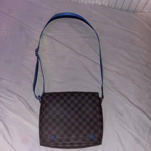 Louis Vuitton väska - Louis Vuitton axelväska! Mycket fin kvalitet, försiktigt använd! Säljs för 12 000 (24 000kr nypris) Pris kan diskuteras vid snabb affär. Tveka inte att höra av er vid frågor. Hörs!
