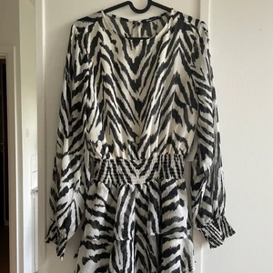 Klänning zebramönstrad  - Klänning i zebramönster. Från Gina Tricot, aldrig använd. Storlek 34.