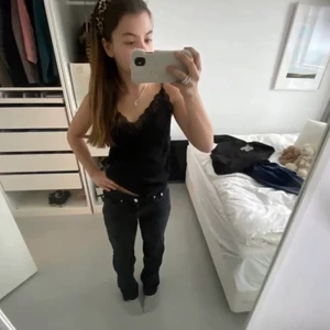 lågmidjade jeans - Säljer dessa jätte snygga typ mellan lågmidjade jeansen från weekday❤️ (lånade bilder) köparen står för frakt