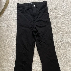 Utsvängda byxor - Utsvängda byxor från pieces. Storlek xs. Oanvända.