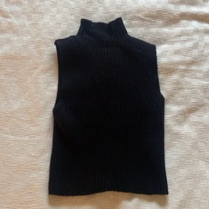 Stickad väst - En stickad bäst från zara! Säljer då den ej kommer till användning!