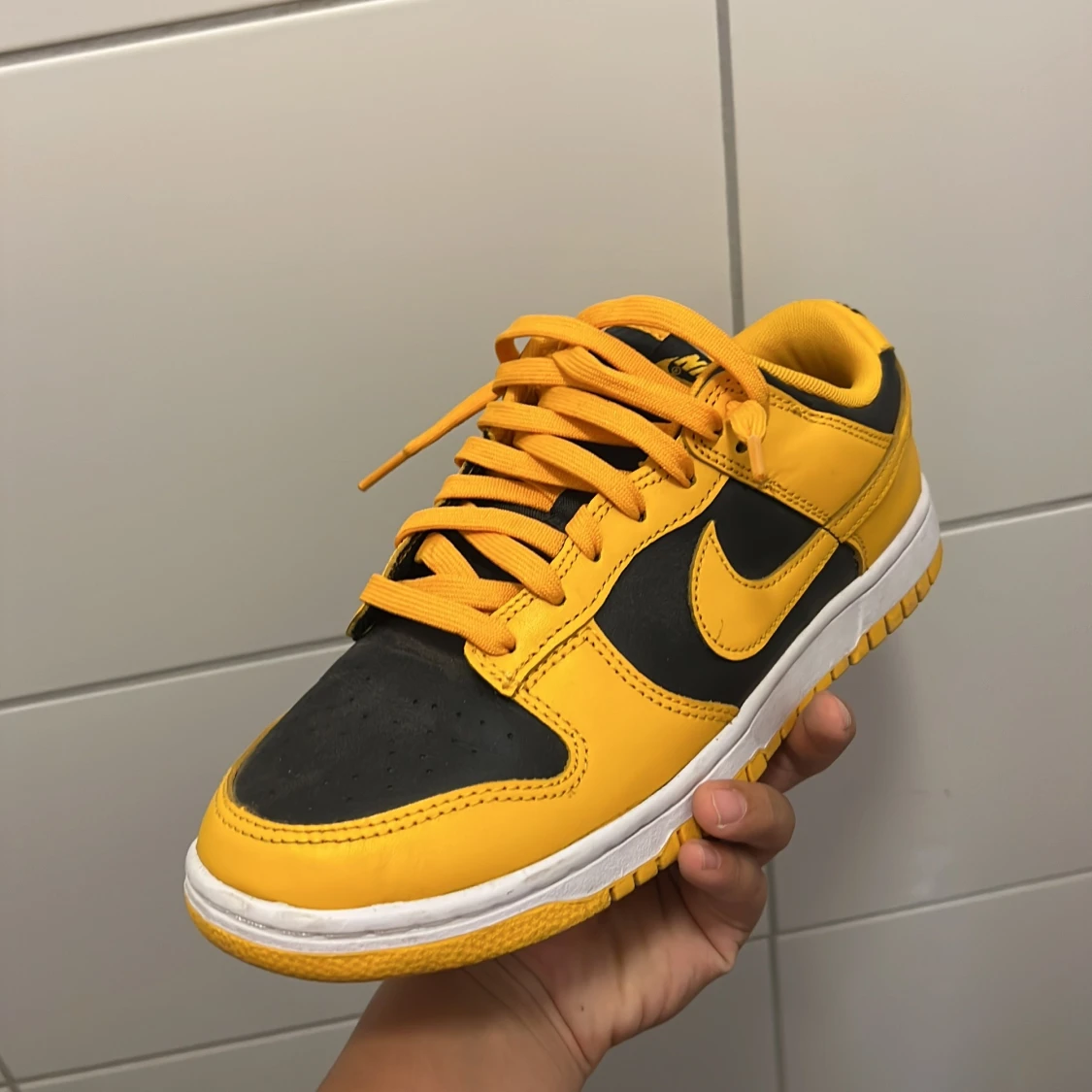 Hej jag vill byta ut dessa skor eller sälja dessa skor för ett eller två par Jordan 4 i storlek 43 eller 42,5