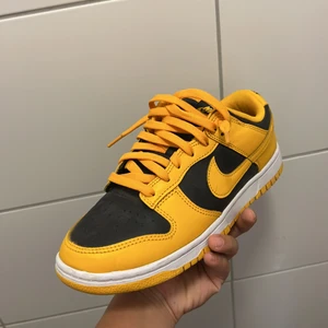 Hej jag vill byta ut dessa skor eller sälja dessa skor för ett eller två par Jordan 4 i storlek 43 eller 42,5 - Hej jag vill sälja dessa skor eller byta ut de för ett eller två par Jordan 4 dunksen är storlek 42 och den Jordan 1 low university red är storlek 40 och den Jordan 1 mid gym red är storlek 43