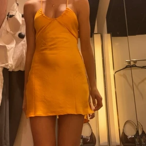 Snygg klänning från Gina - Säljer denna skitsnygga oranga silkesklänningen från Gina som endast är använd en gång.