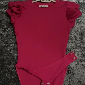 Rosa body från zara  - En helt ny oanvänd body ifrån zara. Med prislappen på. 💓💓