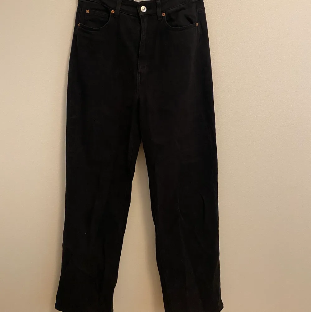 Ett par svarta raka jeans med ett lite mjukare material som är perfekta i rumpan och är högmidjade.. Jeans & Byxor.