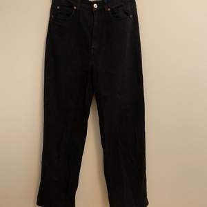 Ett par svarta raka jeans med ett lite mjukare material som är perfekta i rumpan och är högmidjade.