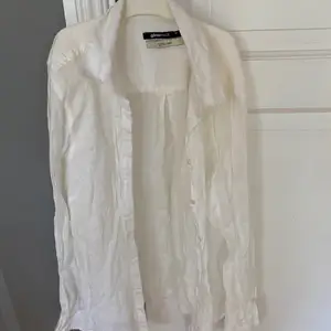 Säljer min vita linneskjorta från Gina Tricot i storlek 36 då jag aldrig använder den längre! Använd få gånger så i bra skick😊 100kr + frakt!