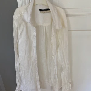 Vit linneskjorta från Gina Tricot - Säljer min vita linneskjorta från Gina Tricot i storlek 36 då jag aldrig använder den längre! Använd få gånger så i bra skick😊 100kr + frakt!
