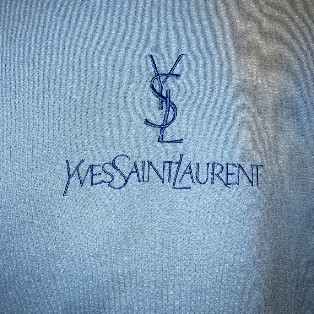 Ljusblå ysl spellout tröja köpt på second hand för nåt år sen, i storlek L. Mest hängt i garderoben HMU för fler bilder eller frågor😄. Tröjor & Koftor.