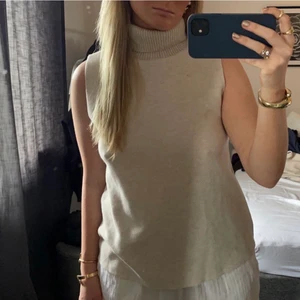 Topp med krage - Superfin beige topp med krage från zara, helt oanvänd med prislapp kvar
