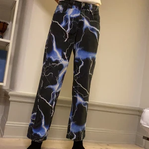 Jaded London jeans  - Coola blixt byxor från jaded london Ett litet hål på höger ben över knät  (Modellen är 190)