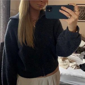 Blå stickad kofta - Super mysig marinblå stickad kofta, superfint skick