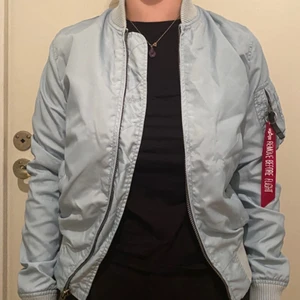 Alpha Industries - Säljer min ljusblå/babyblå Alpha Industries bomberjacka då jag aldrig använt den. Pga de är den i nytt skick :)   Pris kan diskuteras vid snabb affär