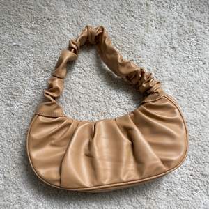 En ljus brun ”skinn” minibag