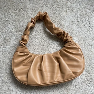 Brun skinn väska - En ljus brun ”skinn” minibag