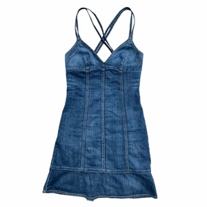 Y2k Miss Sixty klänning - Vacker jeansklänning från Miss Sixty i nyskick! Älskar så mycket men lite stor för mig vid bysten:( Kryssad rygg! Storlek M, skulle säga att den passar bäst på en S eller Xs med större byst!💋 66cm lång! Jag är 170cm lång och den går ner till knäskålarna!