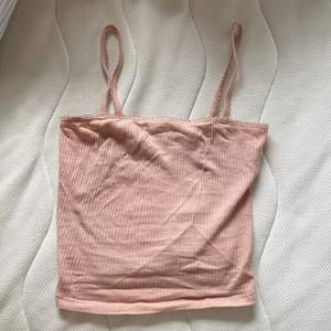 Hej! Jag säljer detta rosa ribbade linnet från HM eftersom jag växt ur det. Köparen står för frakt 💕