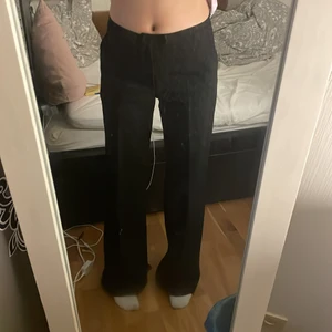 kostymbyxor strl 38 - lågmidjade kostymbyxor från message i storlek 38. det är knappt använda då det är för långa, inga skador eller något trasigt på dessa. det ser ut som nya! de är superfina och helt klart värd varenda krona! köparen står för frakt
