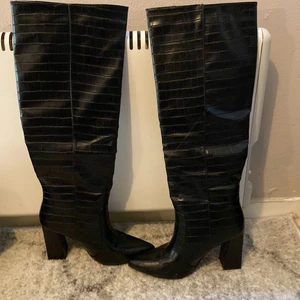 Stövlar storlek 37 - Dessa stövlarna från ASOS är helt nya aldrig använt och väntar på en ny ägare som inte kommer låta de rutna i en garderob 