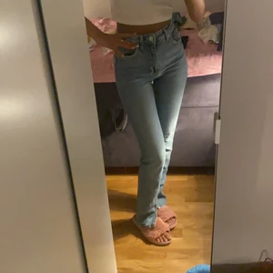 Zara jeans - Zara jeans med split❤️ de får kroppen att se bra ut och är bekväma samt stiliga❤️