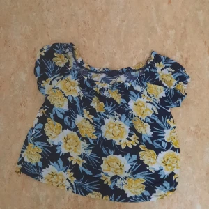 Sommrig t-shirt  - Nu säljer jag min somriga t-shirt. Jätte fin och inte använd på länge. Stl S och är ifrån Gina tricot.  Tvättas innnan  Kan skicka men köparen står för frakt då  ⚠️finls ute på fler sidor⚠️  Bilder på hur den sitter på skickas privat