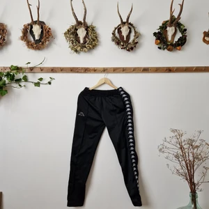 KAPPA popper pants - Popper pants från KAPPA, utmärkt skick bortsett från att mrket på höften håller på att släppa, går dock att ordna väldigt lätt med textillim!