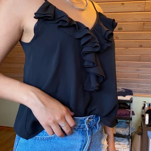 Volang blus  - Topp från BikBok i bra skick.