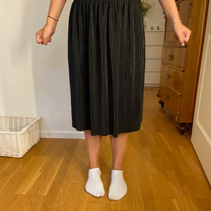 Kjol - En veckad svart kjol från ginatricot, andvänd nåra gången💓 I strl M men funkar på mig som har S😊Säljes 30kr+frakt.