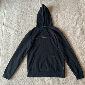 Zign Hoodie - Inköpt förra året, använd ett fåtal gånger, skick 8/10. Tröjan är en slimfit modell i storlek M. Säljer pga att jag inte använder.