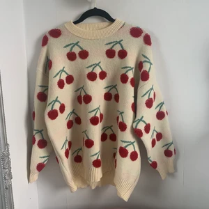 Tjocktröja - ENDAST SWISH! Oversized tjocktröja med körsbär på från Cider i ONESIZE🍒 Fraktkostnaden kan variera💕