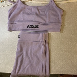 Set - Ett set med shorts och en topp. Aldrig använd. 🌸