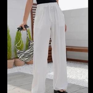 Linnebyxor - Ett par vita linnebyxor som jag har 2st av. Säljer ett par av dem. Jag är 174 cm lång❤️Nypris 189kr  