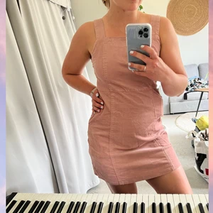 Klänninf - Jättefin sommarklänning i manchestertyg. Är en dragkedja på sidan och är figursydd. Köpt i Australien, i typ en Vero Moda-butik. Strl: 38. OBS! Cirkapris på frakten, kostnad kan tillkomma. 