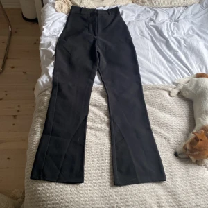 Nlyone byxor  - Svara lite utsvängda typ kostymbyxor i storlek S men jag skulle säga M.Aldrig använda. Jag säljer dem pågrund av att dem var för stora. Köparen får stå för frakten. Orginalpris 500kr men säljer för 300. Om dem är sålda har jag lagt ut ett par likadana