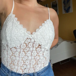 Somrig body från HM - Köpt på Sellpy för jag tänkte ha den på studenten. Den var dock för stor så använde den aldrig. Aldrig använd, har fortfarande Sellpy lappen kvar. Väldigt somrig och fin, men tyvärr är den för stor. Bodyn är virkad och har justerbara band. 