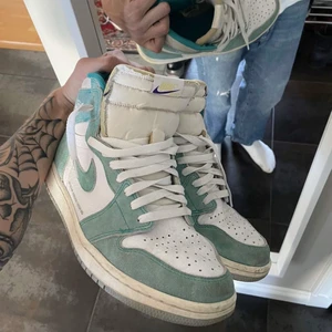 Jordan 1 retro high turbo green - Säljer mina knappt använda turbo green Jordan 1s för ett riktigt steal brukar gå mellan 5000-7000 på resell sidor 