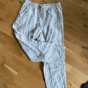Linnebyxor H&M - Beiga linnebyxor från H&M i straight modell storlek M. 