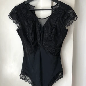 Body med spetsdetaljer • från Bonprix - Body med spetsdetaljer med knappar i grenen. Nyskick, endast prövad. 