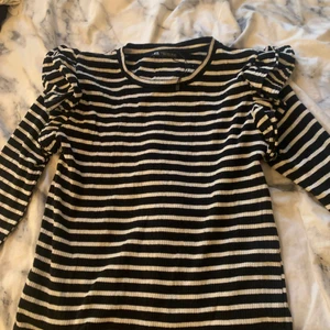 Zara tröja - Säljer denna tröja från zara med puffärmar. Använd ca 1 gång och säljer pga att den inte används. Strl m men passar mig som brukar ha strl xs/s