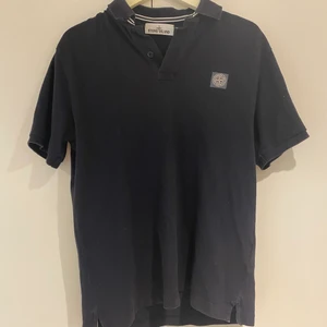 Stone Island tröja - En piké från stone Island köpt på NK i Göteborg. Använd 2-3 gånger, alltså är den i princip nyskick. 